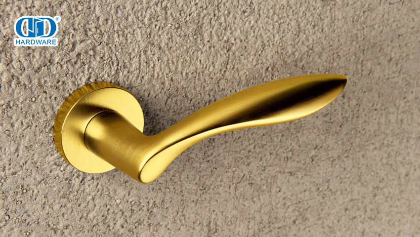 Les poignées de porte s'adaptent-elles à toutes les portes?