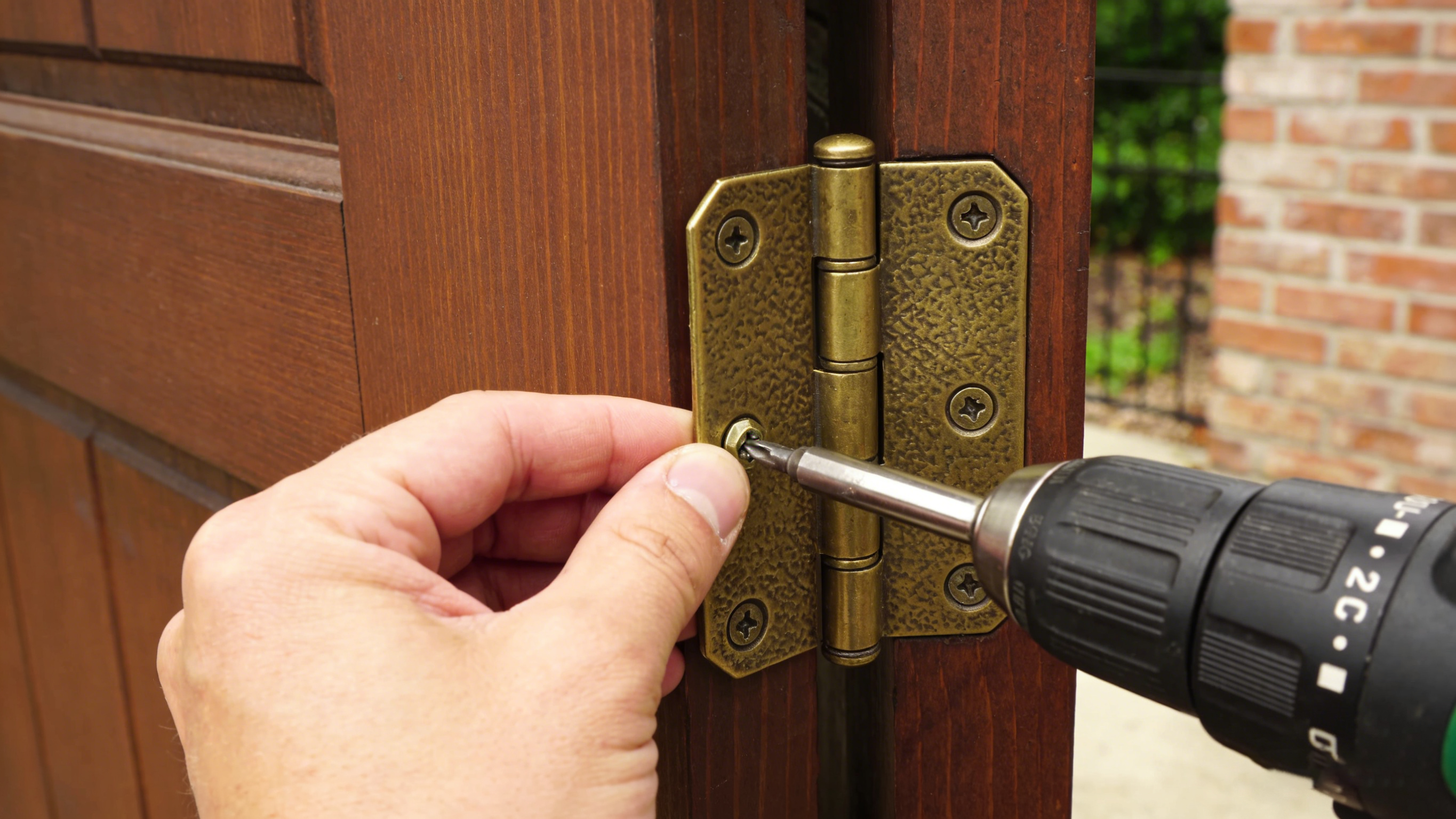 Charni&egrave;res de porte ext&eacute;rieure